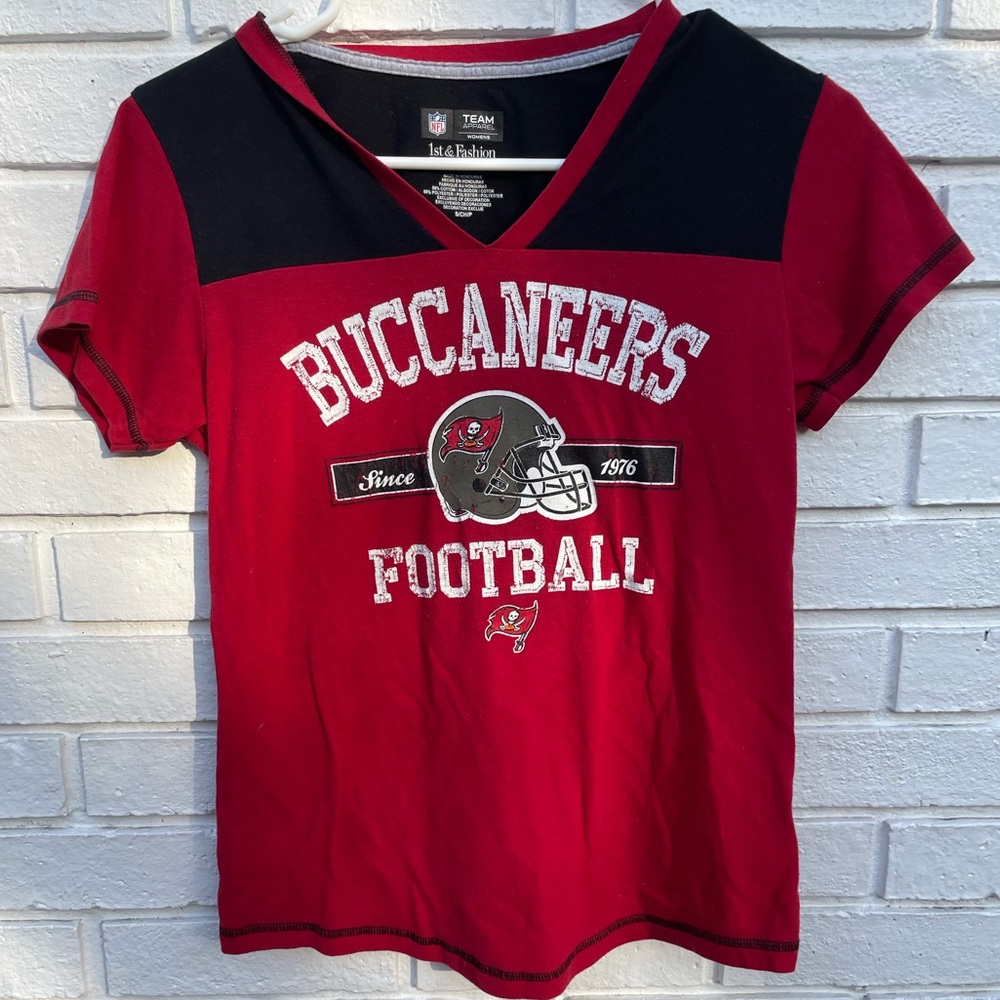 Buccaneers football women’s tee